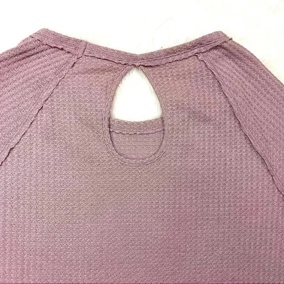 In Loom Mauve Waffle Knit Thermal Curved Hem Keyhole Blouse Top Size S - Picture 9 of 13